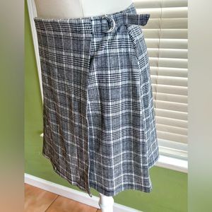 Woman’s Vylette Short Plaid Skirt